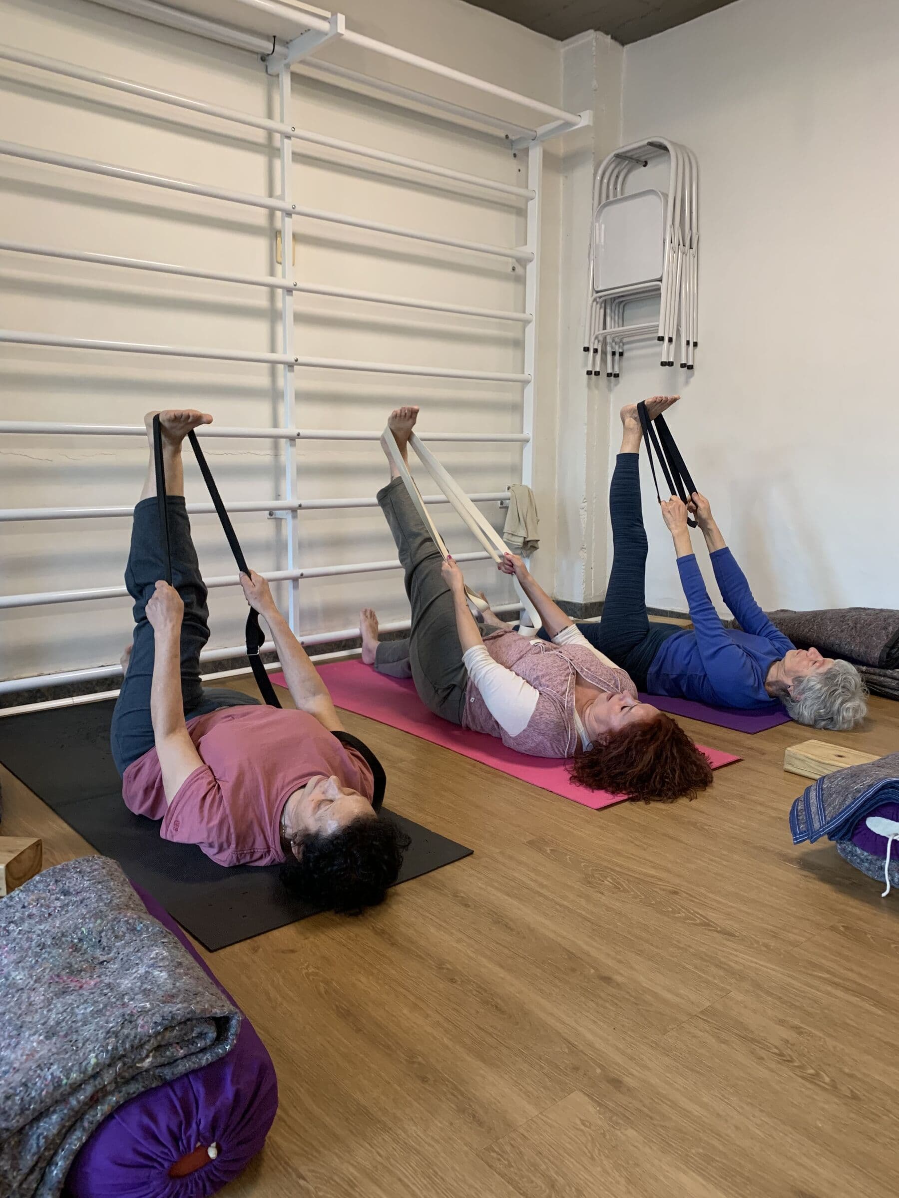 Alumnas practicando con cintos en una clase de Espacio Dharma Yoga